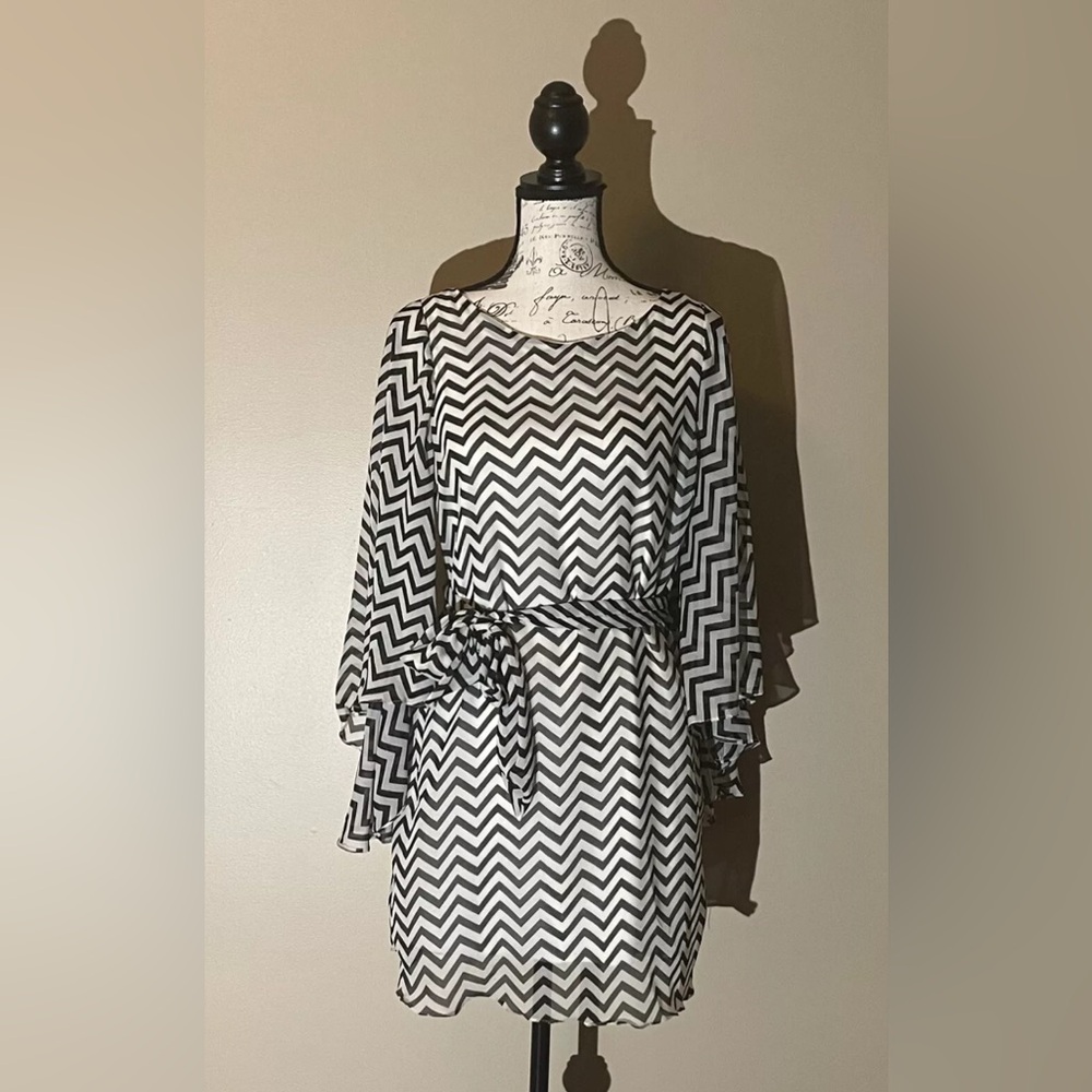 Banana U.S.A. Women’s Size S Black and White Chevron Long Sleeve Dress with Belt